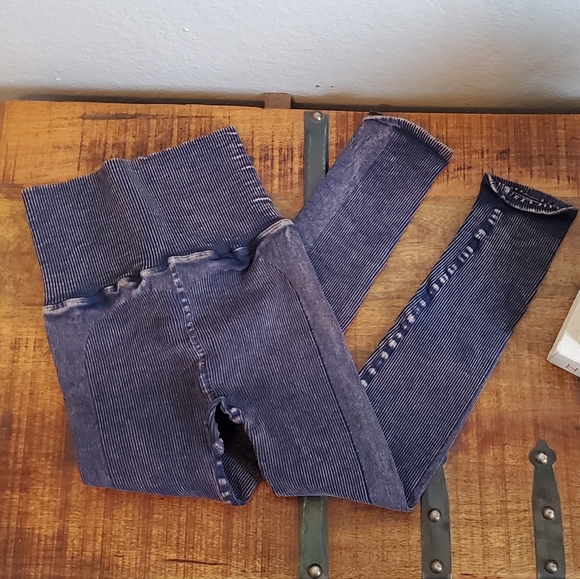 💙 Free People Ultra High Rise Happiness Runs Leggings 💙 - Picture 8 of 16